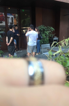 黑色小背心紧身牛仔裤