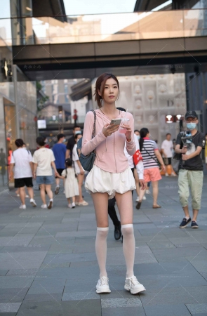 搭讪长筒袜苗条美眉