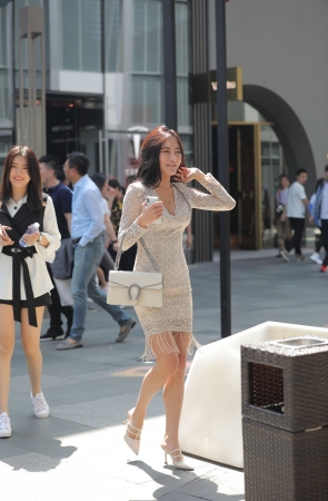 笑容甜美的长裙女孩