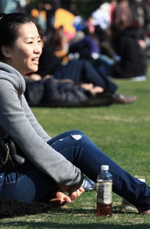 No564 闺蜜一起脱鞋，露出2双光溜溜的大白脚