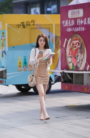 美腿包屯裙小姐姐