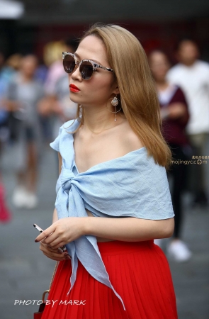 耀眼的墨镜红裙