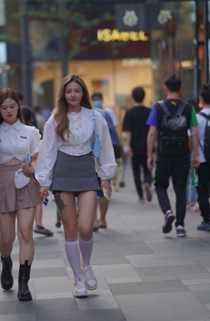 两个漂亮的小姐姐