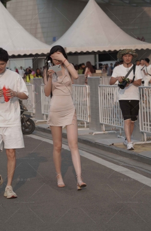 侧开裙长腿性感美女