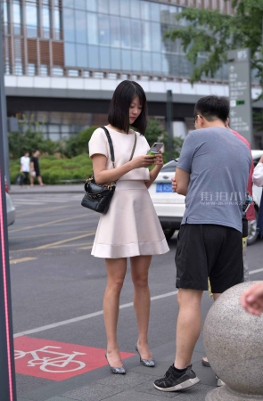 高挑的连衣裙美女
