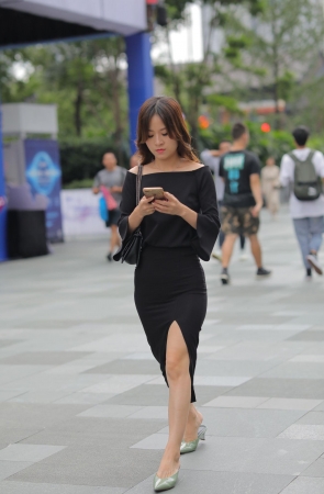 黑色包臀裙妹子