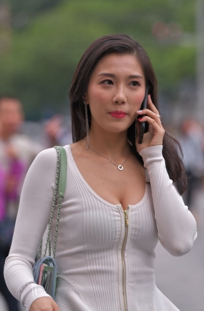 走路带风的女人