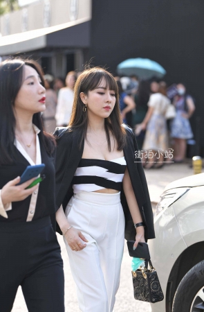 白裤美女