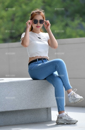 &水灵灵牛仔裤美女