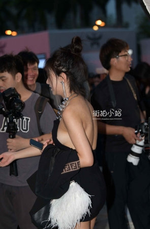 黑色包臀短裙美女