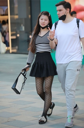 四九城嘎子街拍作品 - 黑丝短裙女友