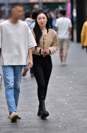 &微微丰腴黑色牛仔裤美女