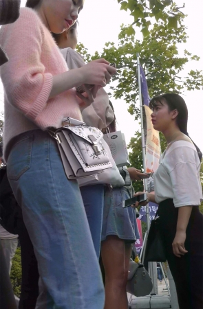 紧身蓝色牛仔裤马尾辫美女