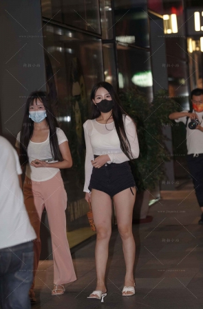 夜拍热裤美腿小妹 part1