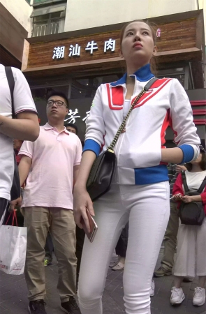 街拍紧身白裤马尾辫苗条小姐姐