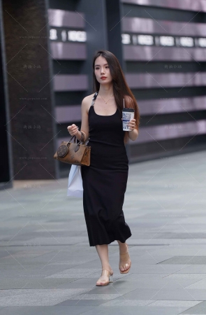 街拍黑色长裙小姐姐