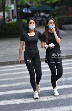 街拍微胖的紧身女孩