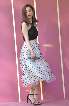 买包美女迷人自恋