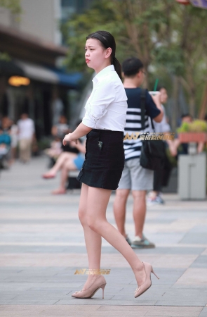 短裙，裸腿，高跟