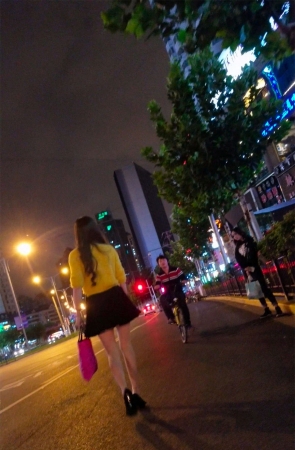 黄色毛衣黑色短裙高跟肉丝极品美腿美少妇