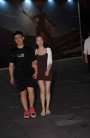 短裙眼镜妹小女友