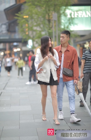 百褶裙美眉3A3330[162M]