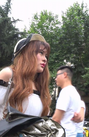 跟拍白色束腰连衣短裙高跟白腿漂亮美眉