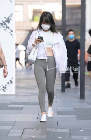 瑜伽裤美眉