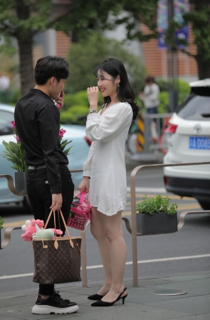 白色连衣裙美女