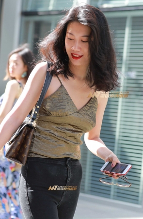 紧牛性感辣妈