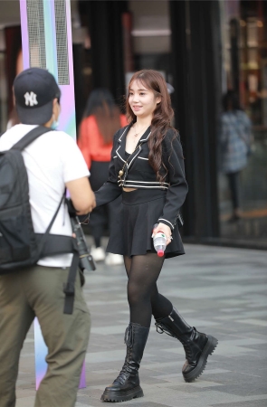 四九城嘎子街拍作品 - 黑丝长靴小姐姐