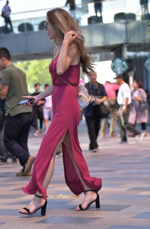 性感红色长裙少妇