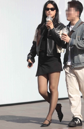 街拍黑丝短裙少妇