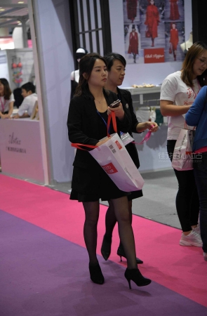 黑丝礼仪美女