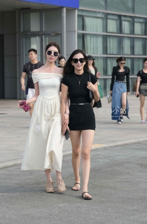 街拍气质美女姐妹