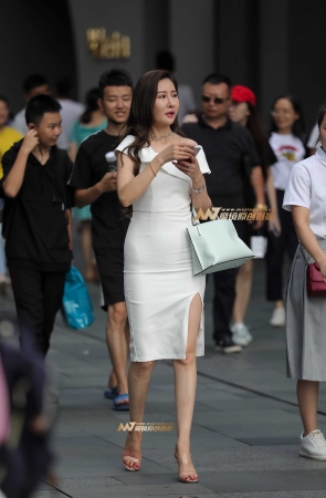 白色紧身包臀性感少妇