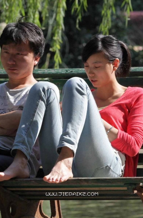 街拍长椅上的牛仔裤女孩