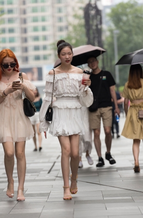 漂亮的白裙小姐姐