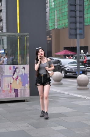 白嫩热裤大白腿美眉