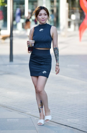 &白高跟短裙气质美女