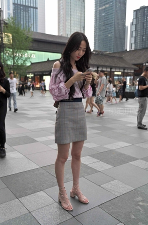 粉色露肩短裙美女