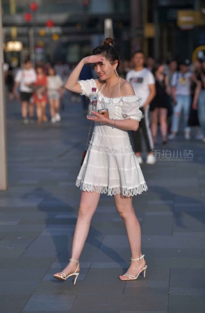 街拍凉高跟白裙性感美女