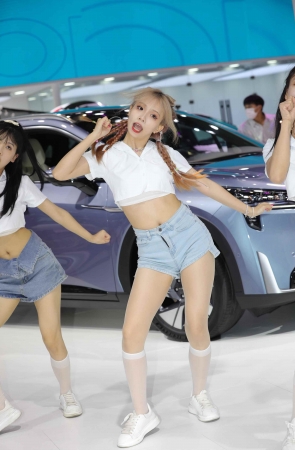 【街拍心灵】热裤街拍肉丝美腿小姐姐舞姿哇塞