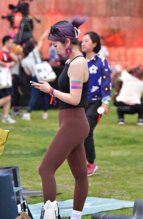 &韵味黑衫瑜伽裤美女