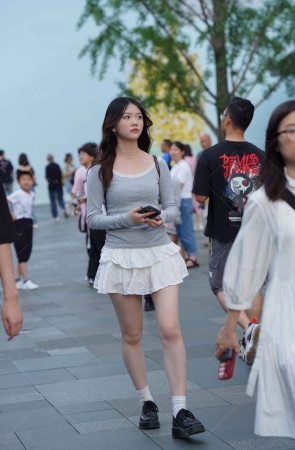 街拍白短裙小妹