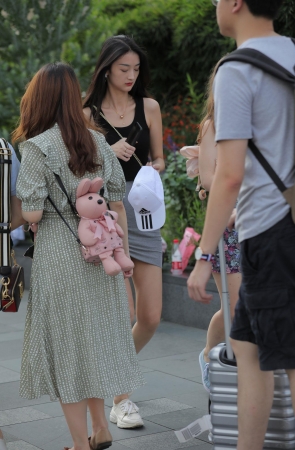 长腿灰色包臀裙美女