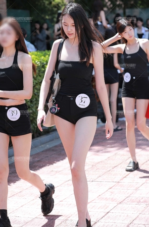 黑热裤长腿美女