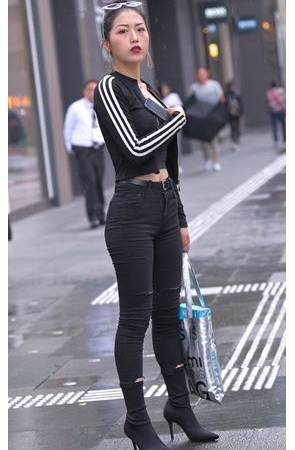 黑色紧牛美眉(33P)