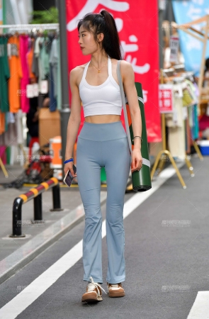 &苗条浅色瑜伽裤美女
