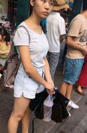 等公交车的条纹T恤牛仔热裤小妹